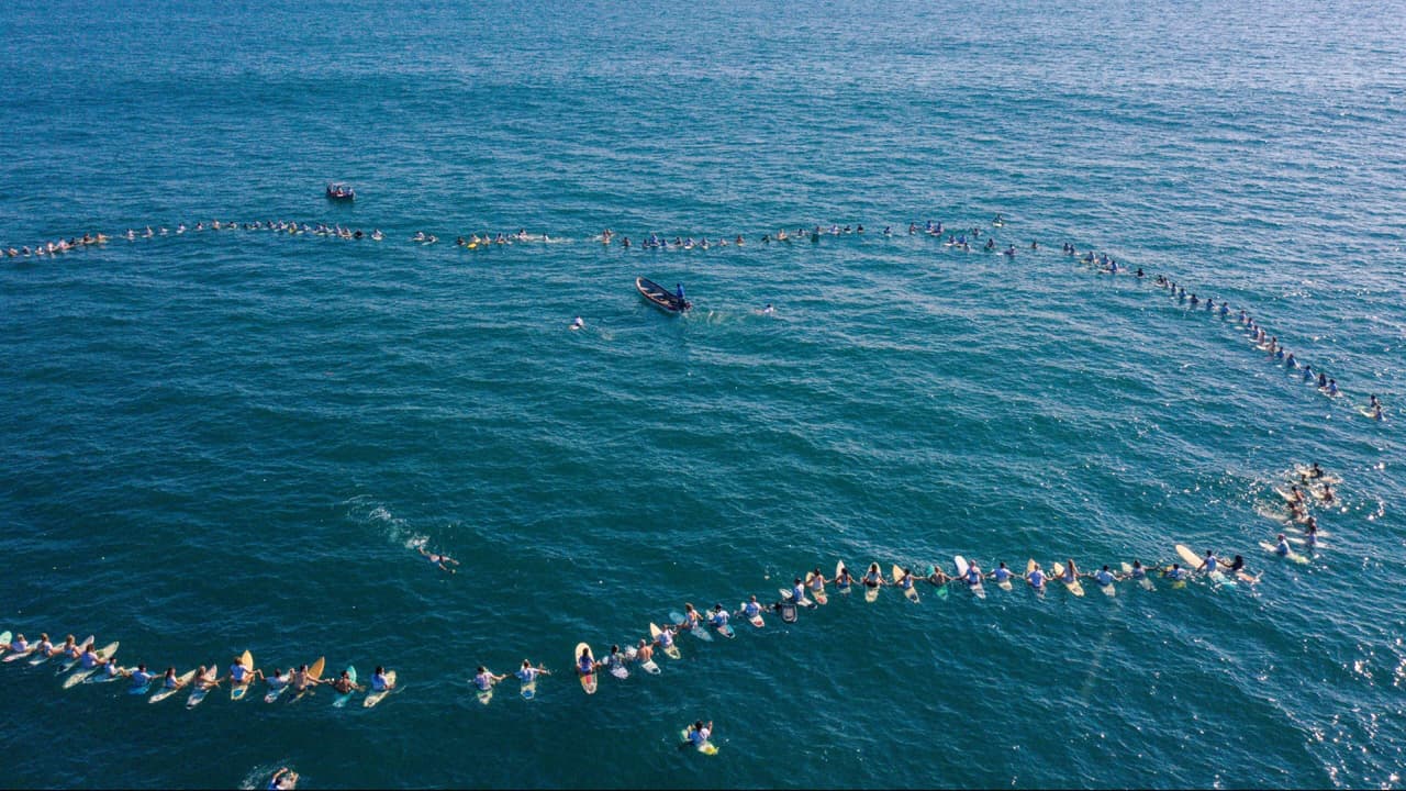 Rinden homenaje a surfista salvadoreña alcanzada por un rayo