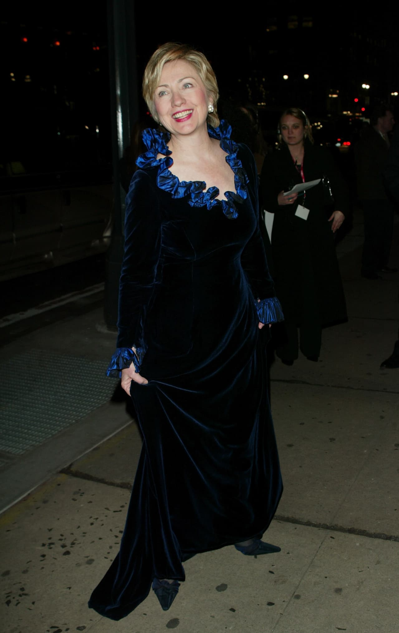 La sobriedad estilística de Hillary Clinton ha sido su sello y quizás una de sus más poderosas armas. Desde que en 1993 usó un vestido negro de Donna Karan que descubría sus hombros y que le valió una tremenda polémica por enseñar tanta piel, su traje tradicional ha sido un sastre. Para las galas, también tiene una fórmula fija: una bata larga. En esta cena de beneficencia en 2003, se arriesgó a llevar una con escote y boleros azules.