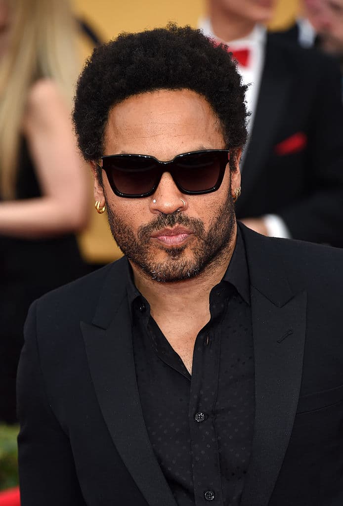 "Sí salí con él, y yo vivía mucho tiempo en su casa. Yo no puedo hablar, yo firmé cosas, cuando sales con un 'rockstar' es muy común eso en Los Ángeles y en el mundo ya, firmas, no puedes decir muchas cosas, ellos tienen que cuidar su vida personal, entonces es muy común en Hollywood firmar papeles por estar con alguien. No puedes hablar de la vida personal de alguien, porque es una vida personal que tienes que cuidar", dijo ante las cámaras del programa 
<a href="https://www.youtube.com/watch?v=-kUBXQN-Qkg">'Ventaneando'</a>.
<br>