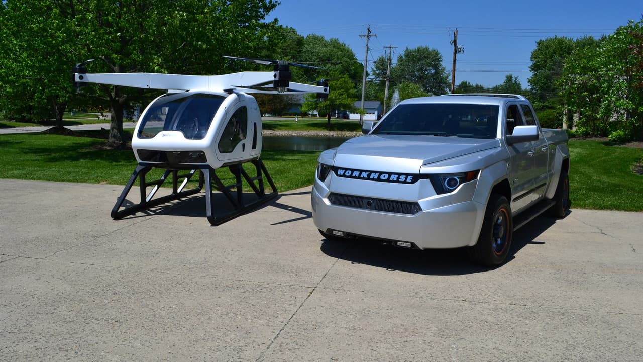 Encontramos cada vez más empresas dedicando recursos al desarrollo de vehículos personales voladores. Este es el esfuerzo de Workhorse, la misma compañía detrás de la nueva pickup eléctrica W-15 PHEV, que mostró al SureFly este año durante el Paris Air Show.
<br>