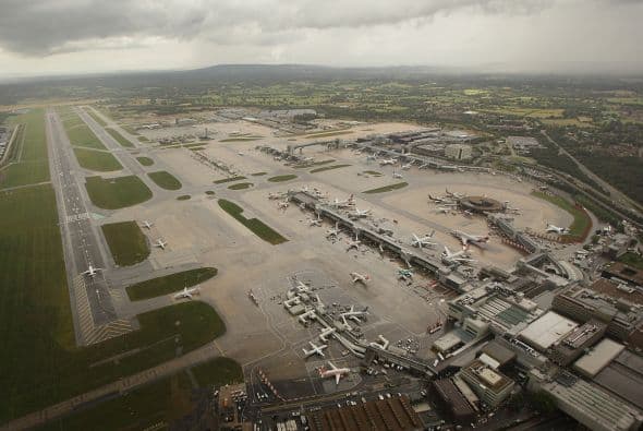 El aeropuerto londinense de Heathrow, el de mayor tráfico de Europa, ha cancelado 70 vuelos por las intensas nevadas caídas este viernes, que también han afectado los servicios de trenes y autobuses en todo el país.