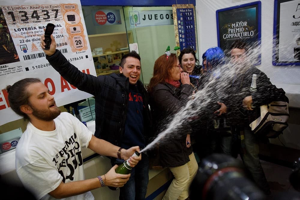 Obligan a una mujer a devolver 360,000 dólares que cobró en una de las mayores loterías del mundo