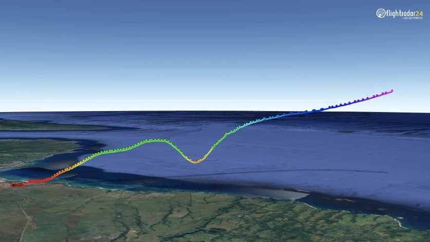 Gráfica que muestra el trayecto del vuelo de United Airlines de Hawaii a San Francisco que descendió 1,400 pies para después retomar el trayecto.