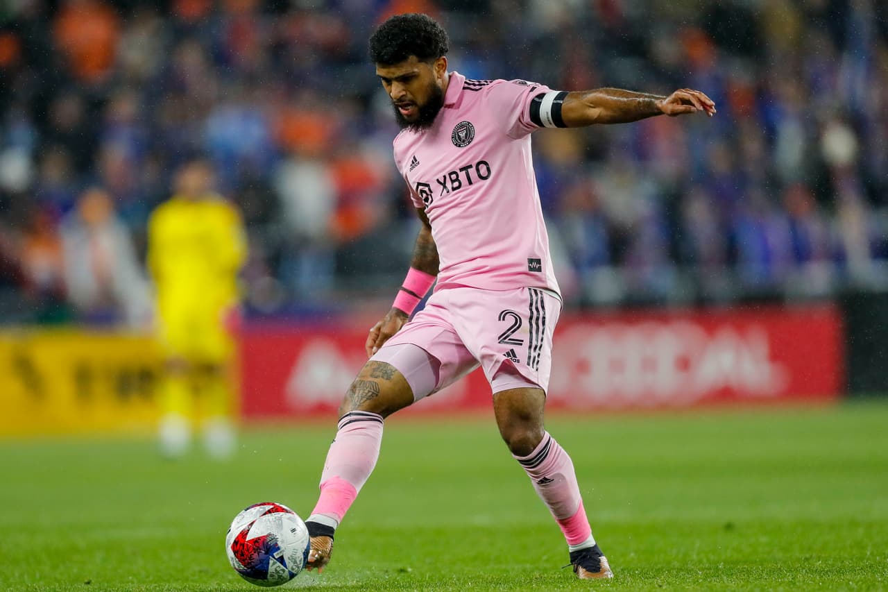 <b>DeANDRE YEDLIN - Defensor</b>
<br>Yedlin es uno de los defensores más experimentados de toda la MLS, y representó a Estados Unidos en las Copas del Mundo de 2014 y 2022. Surgió de Seattle Sounders FC, pero jugó durante años en equipos europeos como Tottenham Hotspur, Galatasaray y Newcastle United.
