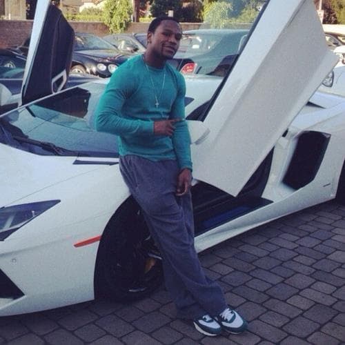 <b>Floyd Mayweather</b> es un gran aficionado de a los carros deportivos y el Lamborghini Aventador ha sido parte de
<b><a href="https://www.univision.com/noticias/autos/la-multimillonaria-coleccion-de-autos-de-floyd-mayweather" target="_blank">su colección</a></b> desde el principio.