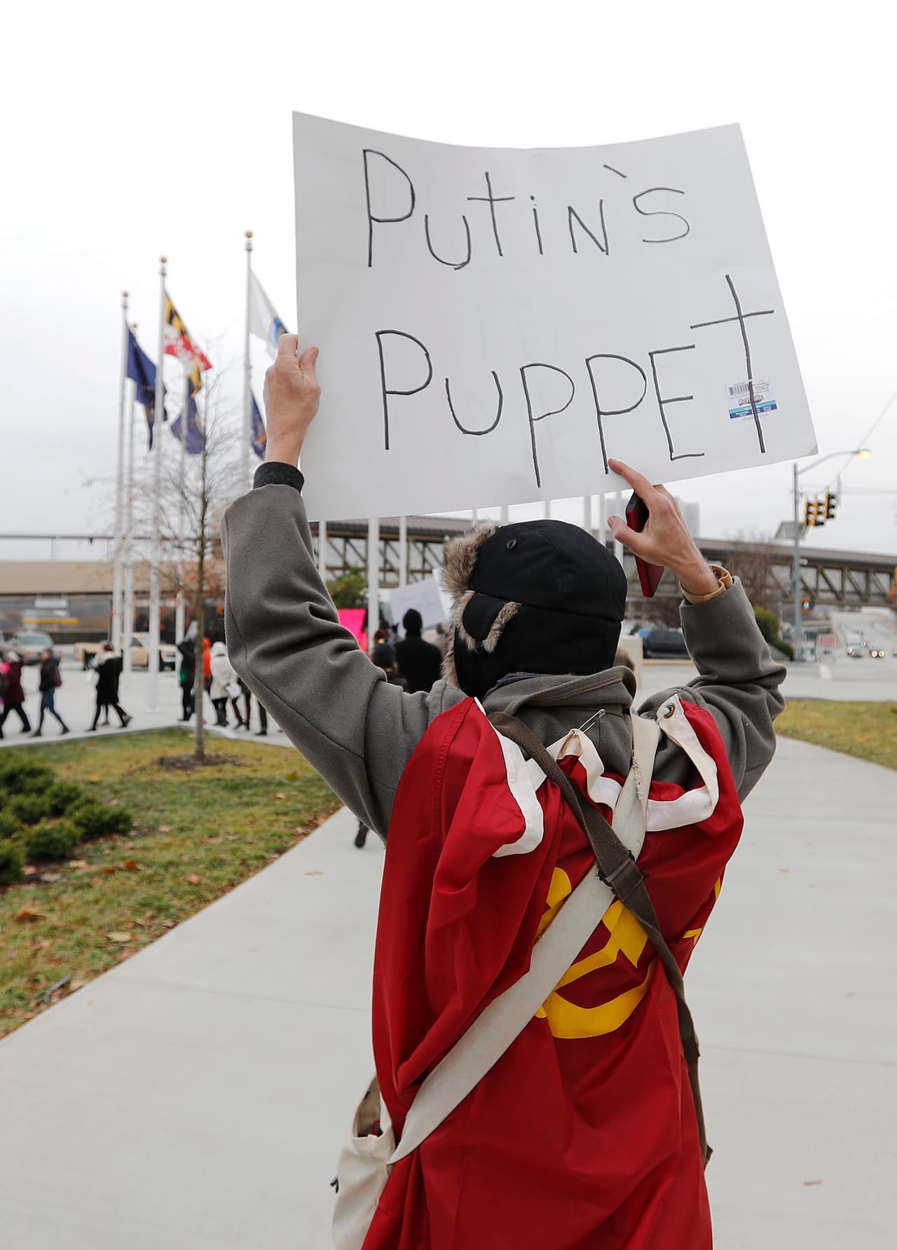 Ciudadanos estadounidenses se manifiestan afuera del Capitolio Estatal de Georgia, antes del encuentro de los dieciséis electores del estado, que emitirán sus votos este 19 de diciembre de 2016. El Colegio Electoral de EE.UU se reúne este lunes para certificar la victoria del republicano Donald Trump.