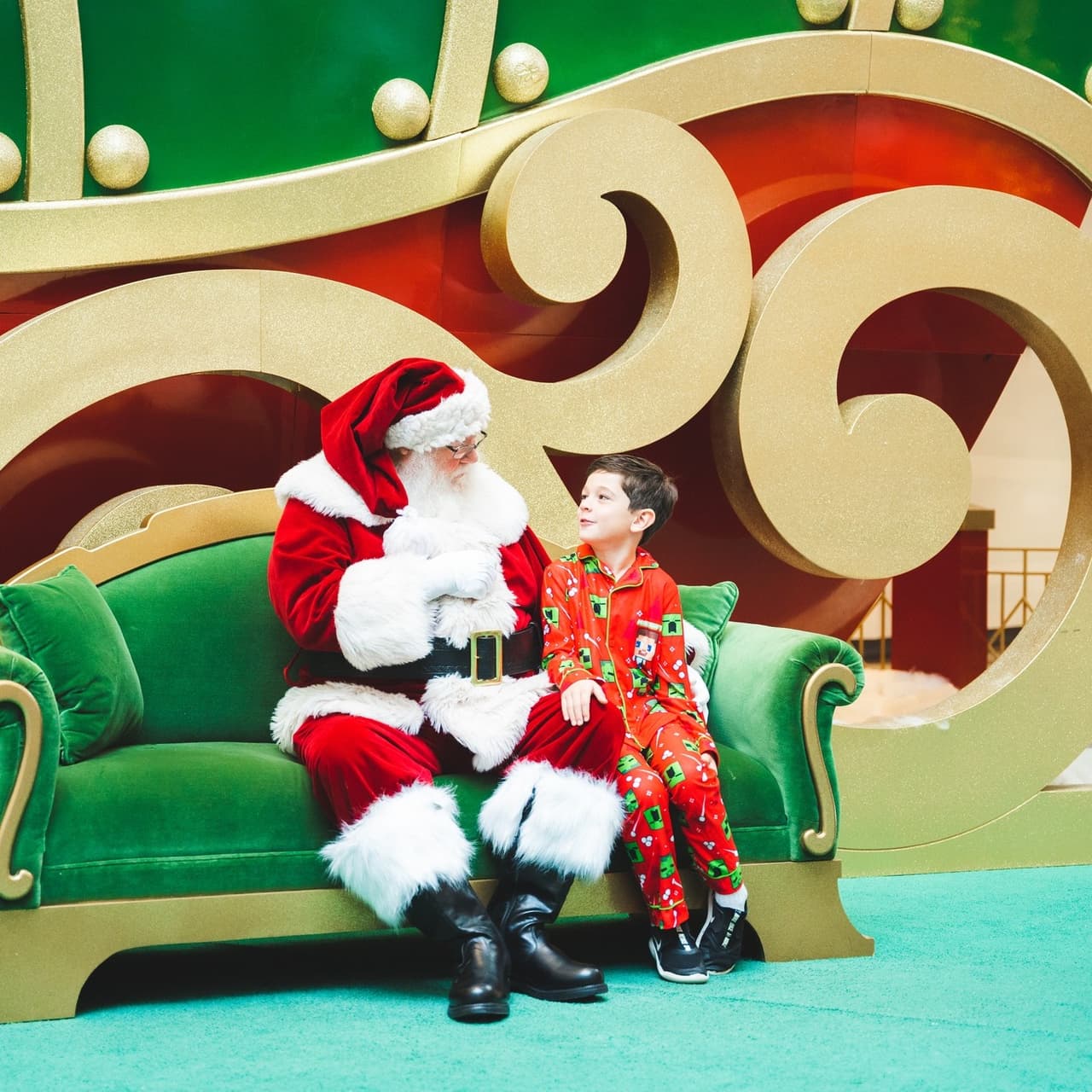 <b>Lugar</b>: Crabtree Valley Mall
<br>
<b>Fechas</b>: Hasta el 24 de diciembre
<br>
<b>Dirección:</b> 4325 Glenwood Ave. Raleigh, NC
<br>
<b>Sitio web</b>: 
<a href="https://amusemattebooksanta.com/crabtree-valley-mall/">https://amusemattebooksanta.com/crabtree-valley-mall/</a> 
<br>
<br>Se recomienda hacer reservaciones en este centro comercial para tomarse fotos con Santa.