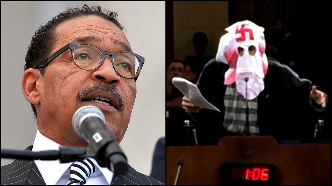 El concejal Herb Wesson y Wayne Spindler con capucha del KKK.