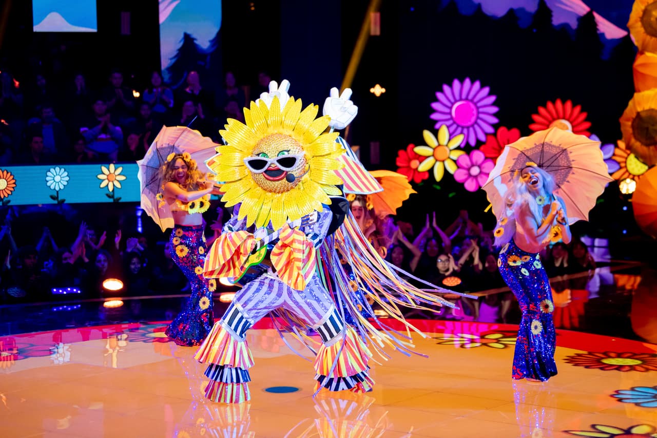 ‘Yo No Te Pido La Luna’ fue el tema que interpretó. Las apuestas de los investigadores apuntaron a que Jorge Salinas, Sebastián Rulli, Horacio Pancheri, Eduardo Yáñez o Yahir podrían estar detrás de este personaje.