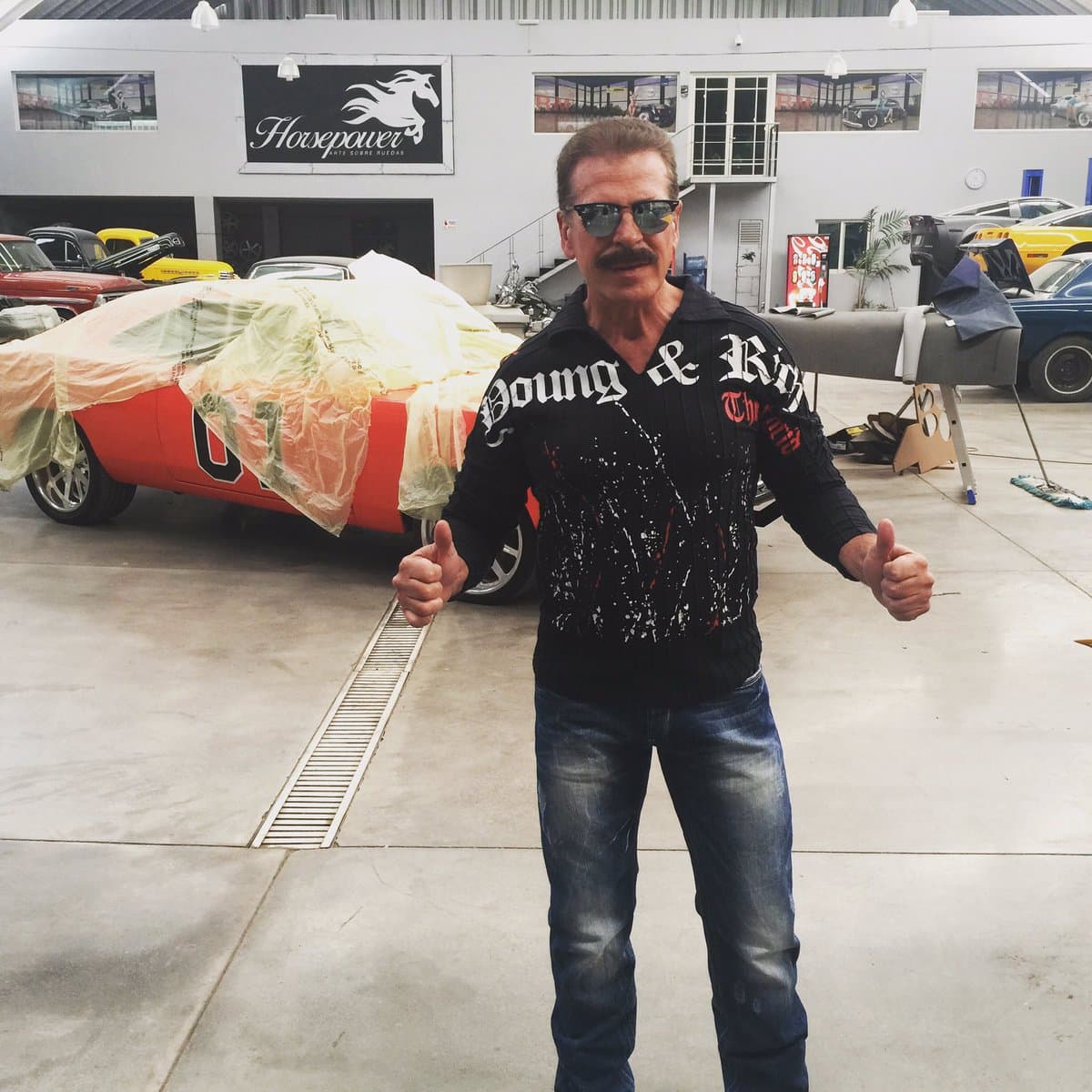 Además de la actuación esconde varias pasiones, una de ellas es la que le tiene a los autos clásicos y deportivos, pues cuando no está en los foros de grabación se encuentra ateniendo a este tipo de automóviles.