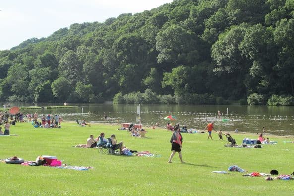 <b>Raccoon Creek State Park</b>. La playa de arena de 500 pies promete una experiencia tranquila en la playa. Asegura un lugar en la playa de arena o en la exuberante hierba verde antes de dirigirte al agua fría. Luego, relájate con un almuerzo tipo picnic o con las golosinas compradas en el puesto de comida de la playa. 📍3000 PA-18, Hookstown, PA 15050.
