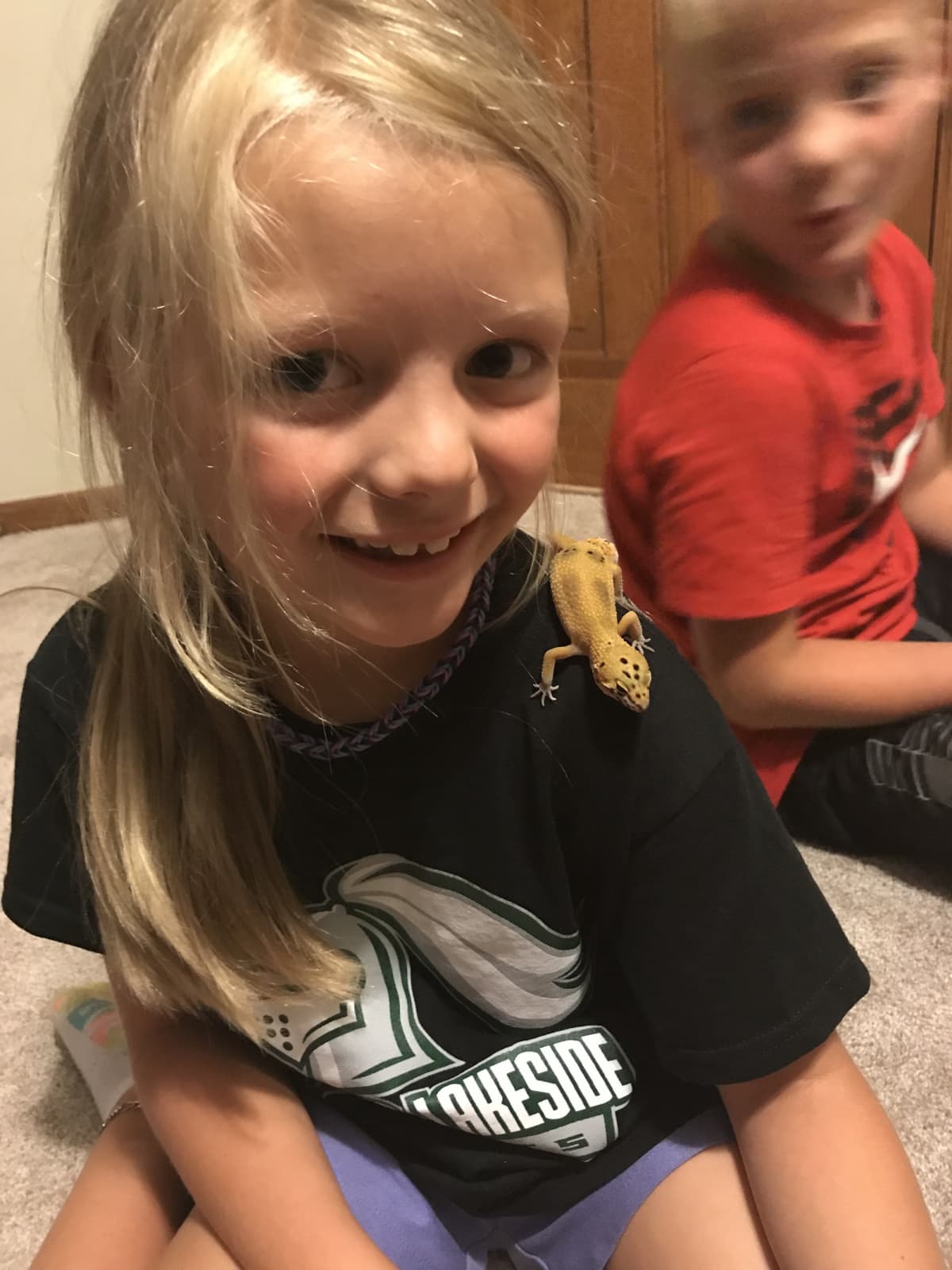 Y no solo con los perros, los animales son su tema favorito. Esta foto del verano pasado, que su padre no se cansa de compartir, lo demuestra.