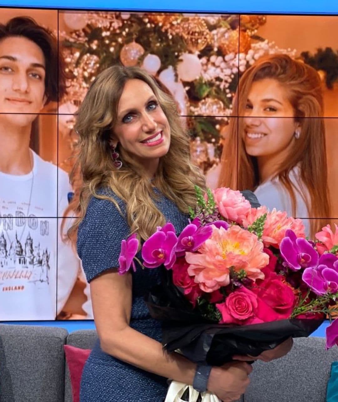 Para celebrar el Día de la Madre de este 2021, la sorprendimos con este bello ramo. Hasta Raúl quedó impresionado con los colores y formas del arreglo que posaba en sus manos.