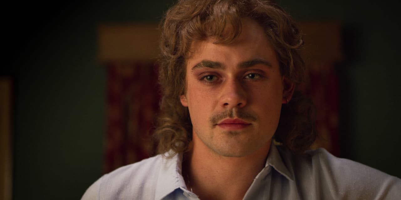 <b>Billy Hargrove - Dacre Montgomery</b>
<br>Desde su debut en la temporada 2 de ‘Stranger Things’, Billy se convirtió uno de los galanes principales de Hawkins, tanto así que varias mamás procuraban buscar su atención.