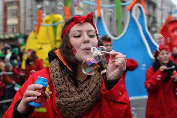 Este año, miles de personas participaron del festival del Día de San Patricio, que incluyó el primer "Desfile del Pueblo" con una procesión de bandas de música y pompa.