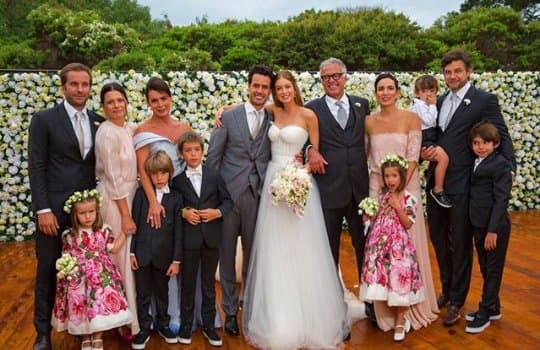 La ceremonia se llevó a cabo en lugar tapizado de rosas blancas y amarillas.