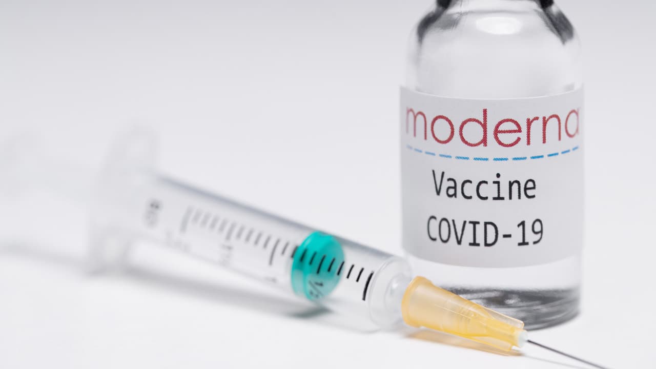 Las vacunas fueron aprobadas por la FDA para detener la pandemia. Moderna es 94.1% efectiva mientras que la de Pfizer tiene 95% de efectiva según los estudios realizados.