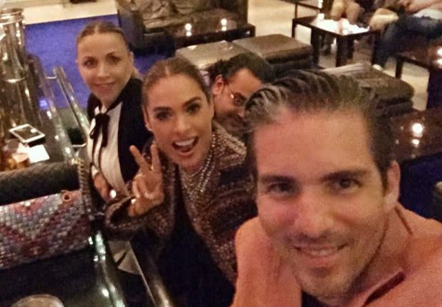 ¡Diversión para adultos! Gali, su esposo y amigos disfrutaron la noche acompañados por un delicioso vino.