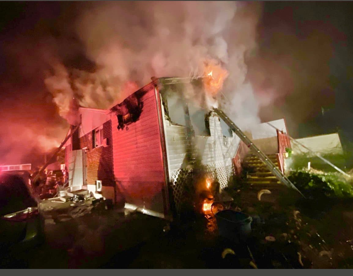 Pete Piringer, portavoz de Bomberos y Rescate del condado de Montgomery, dijo que el incendio consumió el primer piso y una terraza.