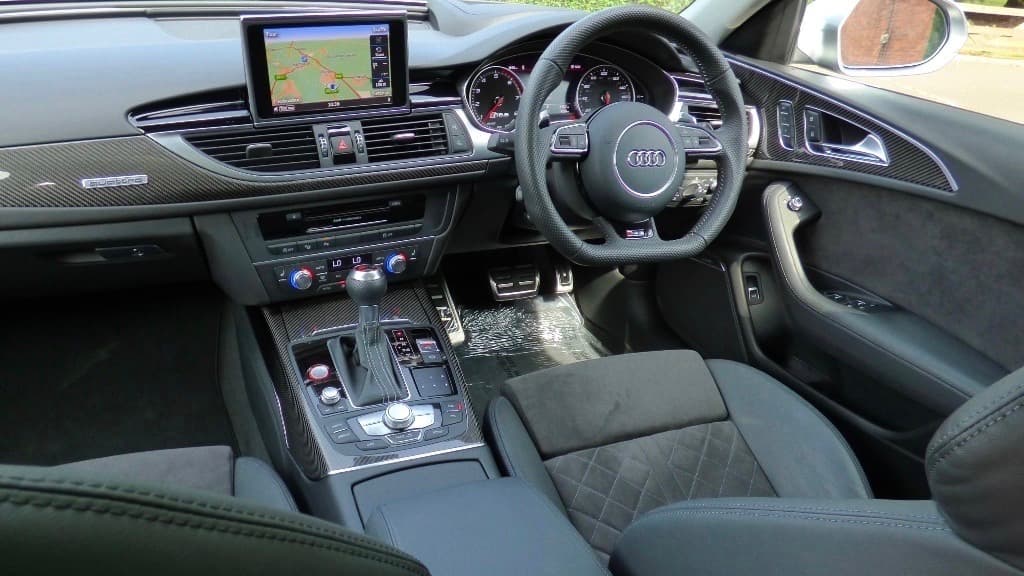 Como corresponde a todo vehículo que circule en el Reino Unido y otros territorios de la mancomunidad británica la Audi RS6 Avant del príncipe Harry tiene su volante situado frente al asiento del pasajero delantero derecho.