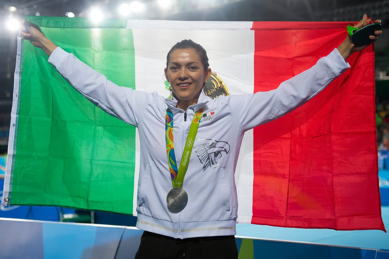 <b>MARÍA ESPINOZA -</b>
<br>Así como Ernesto Canto, María es la otra mexicana, y la única mujer, en ganar oros centroamericano, panamericano, olímpico y mundial. La taekwondoín, además, ya tiene tres medallas olímpicas, una de cada color, entre Beijing 2008 y Río 2016. Hay quien ya la coloca como la mejor deportista mexicana de todos los tiempos.