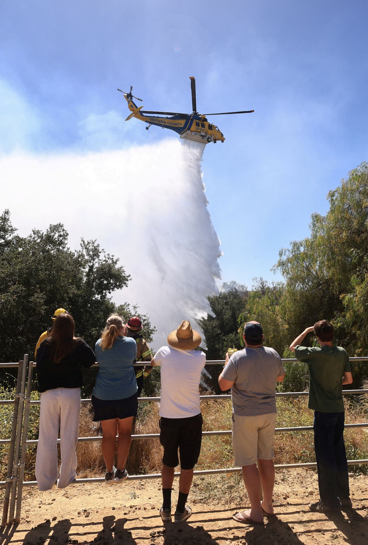 En 24 horas, 
<b><a href="https://www.univision.com/local/los-angeles-kmex/incendio-sandy-gana-terreno-y-provoca-ordenes-de-evacuacion-cerca-de-simi-valley-al-sur-de-california" target="_blank">el incendio Sandy se extendió por 1,400 acres de terreno</a></b>, consumiendo maleza, en su mayoría. Cientos de bomberos atacaron las llamas de inmediato, tanto
<b> por aire como por tierra</b>, sin lograr detenerlo. Vecinos en Simi Valley confesaron que pasaron tremendo susto cuando tuvieron que dejar sus casas por la cercanía del fuego.