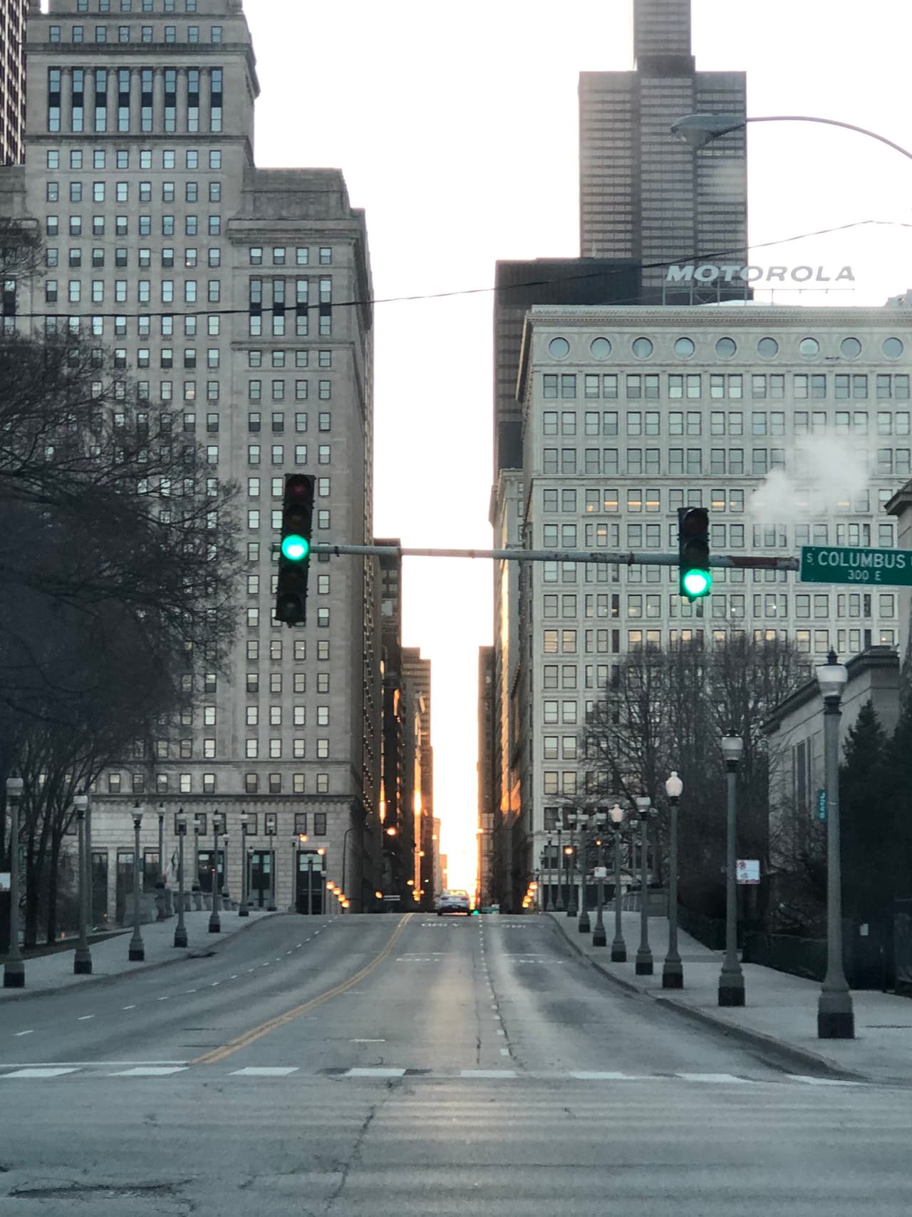 No se ve ninguna una persona por el centro de 
<a href="https://www.univision.com/local/chicago-wgbo" target="_blank">Chicago</a> que tipicamente está vibrando con personas sea entre semana o durante el fin de semana.