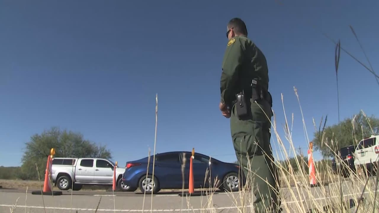 “Traer gente al país sin permiso es un cargo grave, un máximo de 10 años”, indica Ray Ybarra, abogado de 
<a href="https://www.univision.com/local/arizona-ktvw/en-video-agentes-de-la-patrulla-fronteriza-rescatan-a-nina-de-cuatro-anos-en-el-desierto-video">inmigración en Arizona</a>. “Sí es posible que al fin del día le den cargos más duros”, agrega.