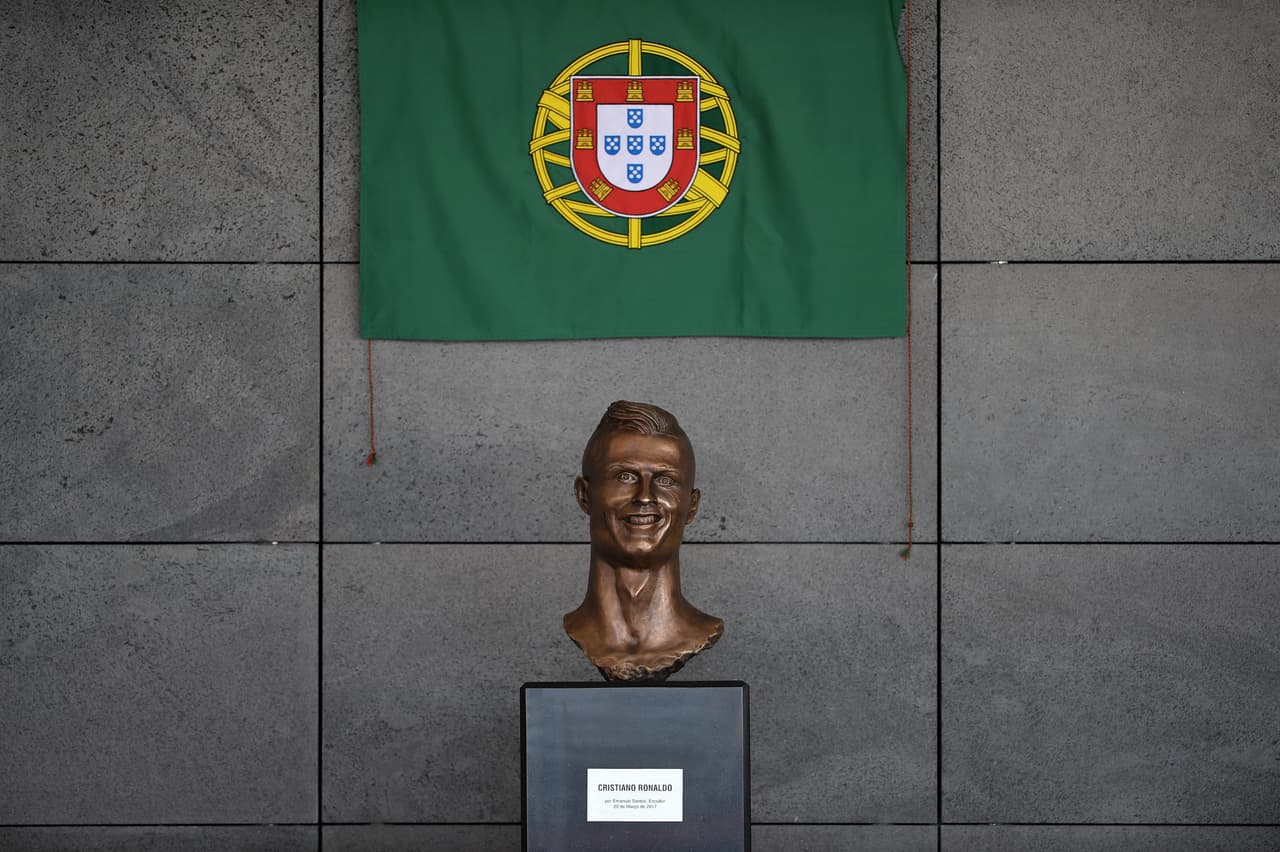 Y no hablamos de este busto en el aeropuerto de Madeira, el cual fue víctima en su momento de miles de memes y burlas.