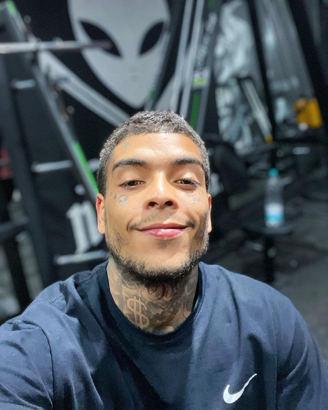 Se dio a conocer musicalmente en 2013 y entre sus éxitos musicales se encuentran 'Cavalo de Troia' y 'Dentro do Carro'. 
<br>