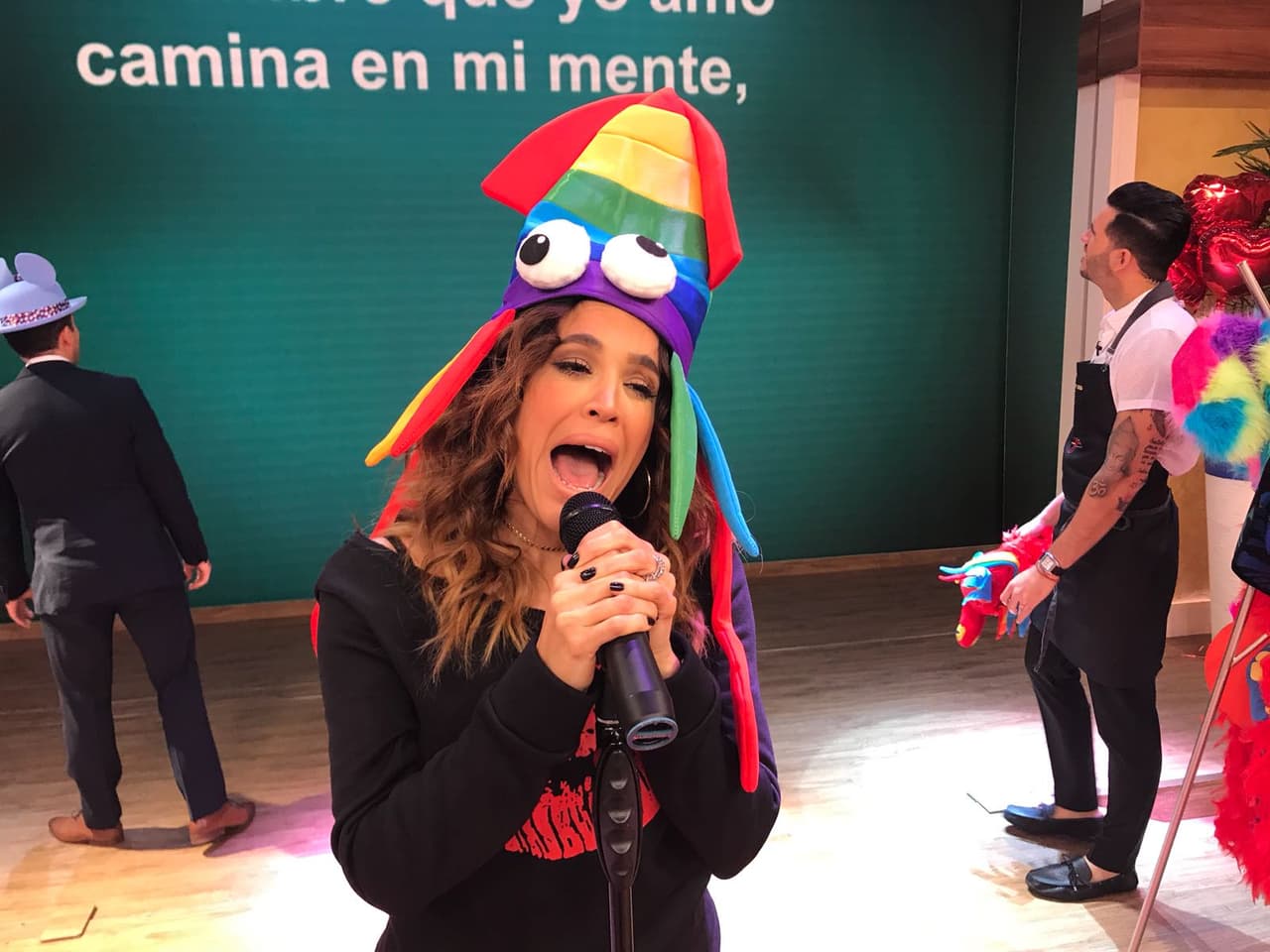 Karla le imprimió mucho sentimiento a esta canción. Ella está muy enamorada de su esposo.