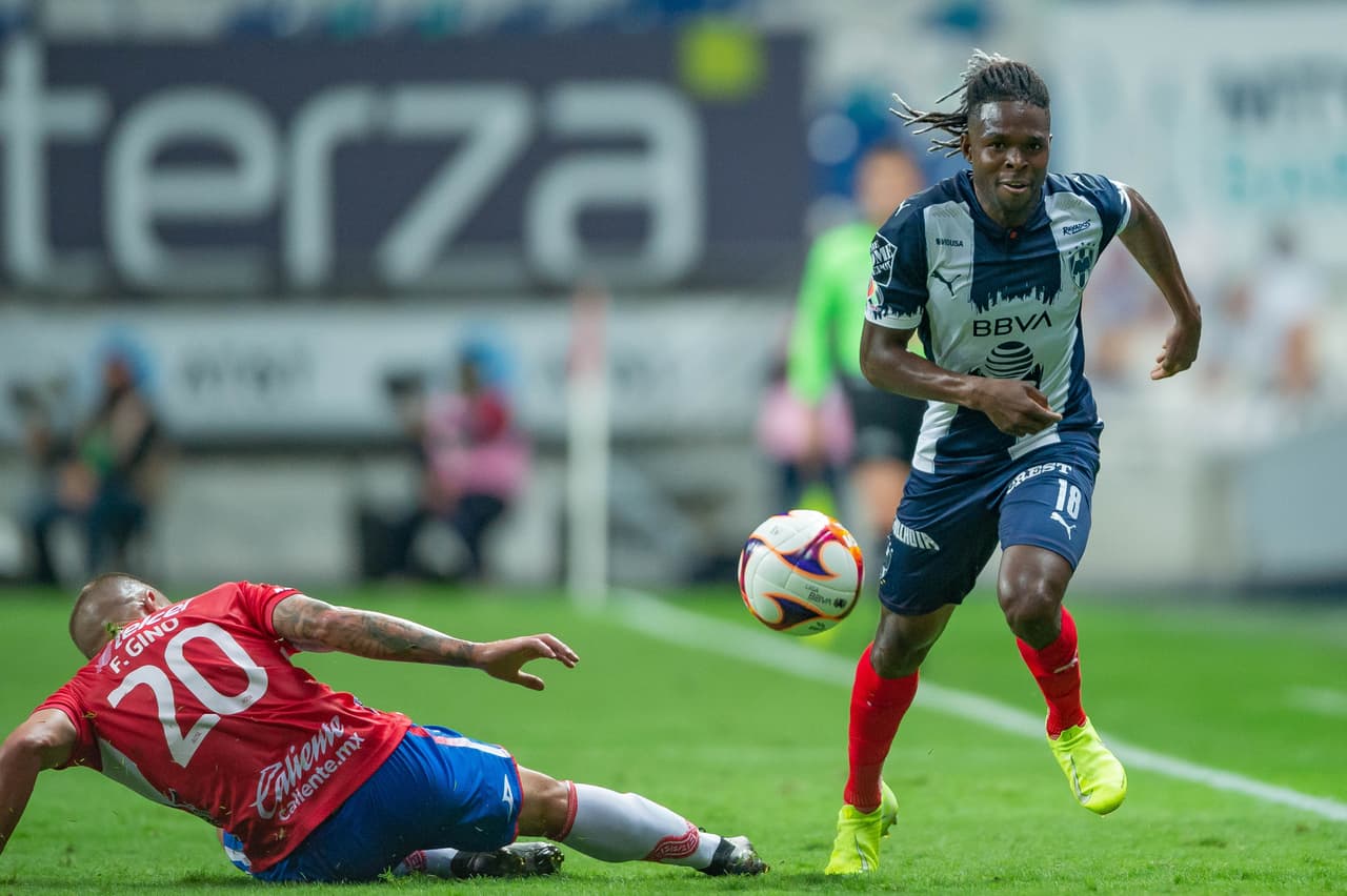 Avilés mostró superioridad en las bandas, donde se lució con una gran jugada que no pudo terminar en gol.