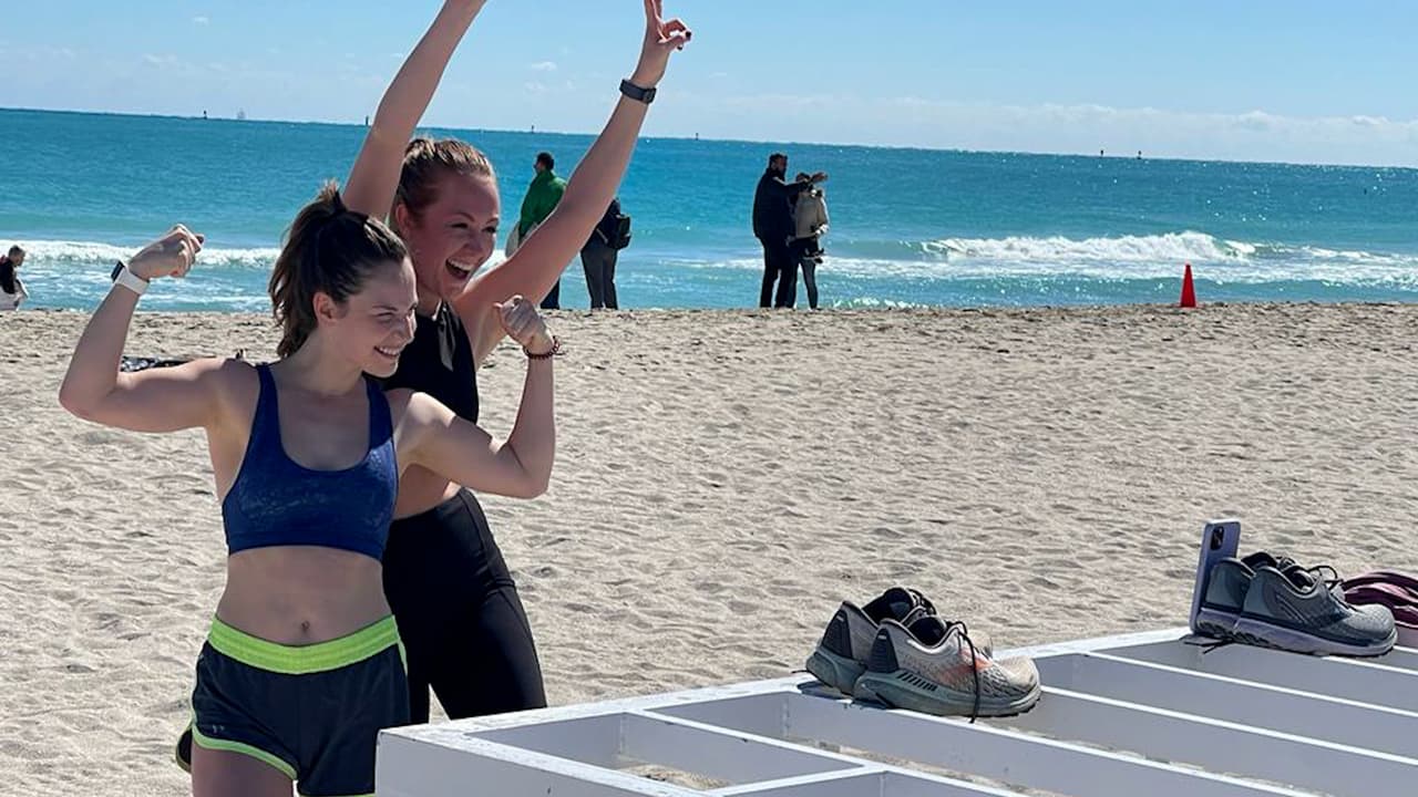 Miami Beach registró este domingo en la mañana 
<a href="https://www.univision.com/local/miami-wltv/el-frio-no-espanto-a-turistas-y-visitantes-en-las-playas-de-miami-beach-video">una temperatura de 42 grados Fahrenheit. </a>