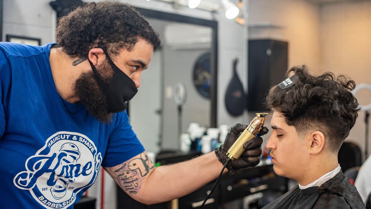 Los trabajadores de las peluquerías y barberías habían protestado días atrás para que se les permitiera volver a abrir sus negocios, luego que el gobernador iniciara la primera fase de reapertura.