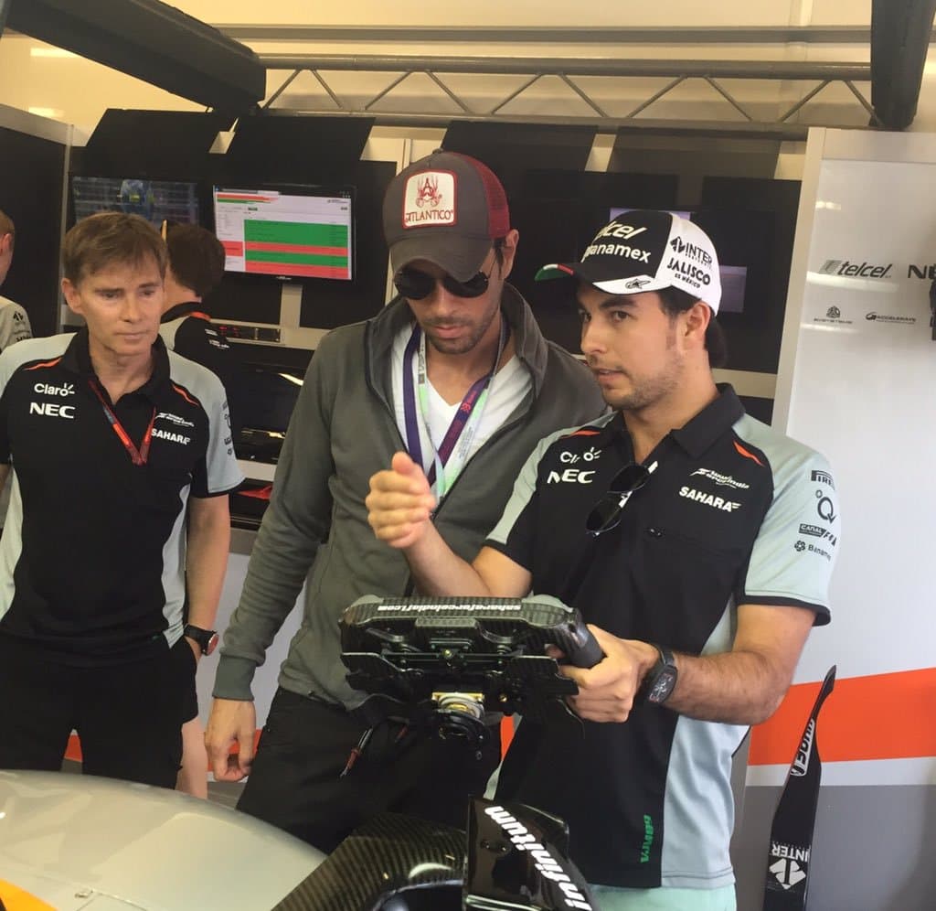 Enrique Iglesias también se dio el lujo de aprender algunos secretos del manejo de un Fórmula 1 gracias al mexicano Sergio Pérez, de la escudería Force India.