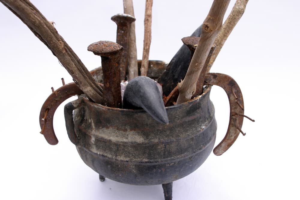 Los Shangó también se caracterizan por creativos, entusiastas, que saben reconocer lo mejor y lo peor de la gente, con un gran ojo para analizar todo. Muy sociables y con la necesidad de ser el centro de atención y de poder, con tal de alimentar su gran orgullo.