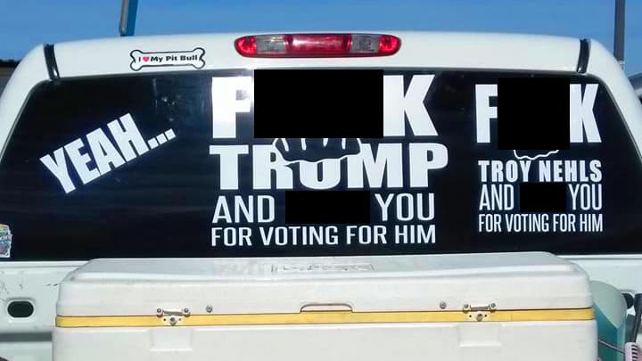 Conductora con calcomanía anti-Trump ahora le dice “jódete” al sheriff texano que la expuso en Facebook