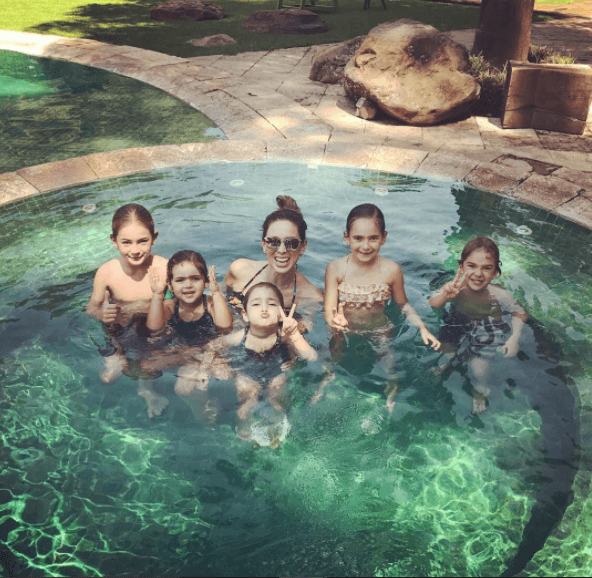 Mientras Jacky también comparte memorables instantes donde sus hijas se divierten con sus primas.