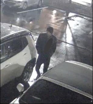 Las autoridades siguen la pista a un grupo de ladrones que robaron en 26 autos la madrugada de este martes en un lapso de 120 minutos en varios estacionamientos de hoteles y complejos de apartamentos a las afueras de Lawrenceville.