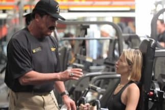 Arnold Schwarzenegger se convierte en entrenador de gimnasio y sorprende al público