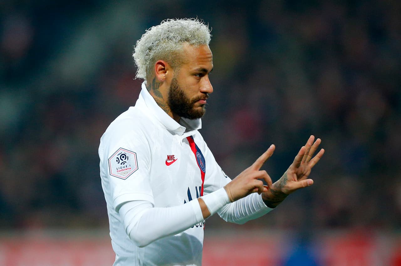 Neymar, después de anotar, realizó con sus dedos el número dos y el número cuatro en memoria a Kobe Bryant y el número 24.