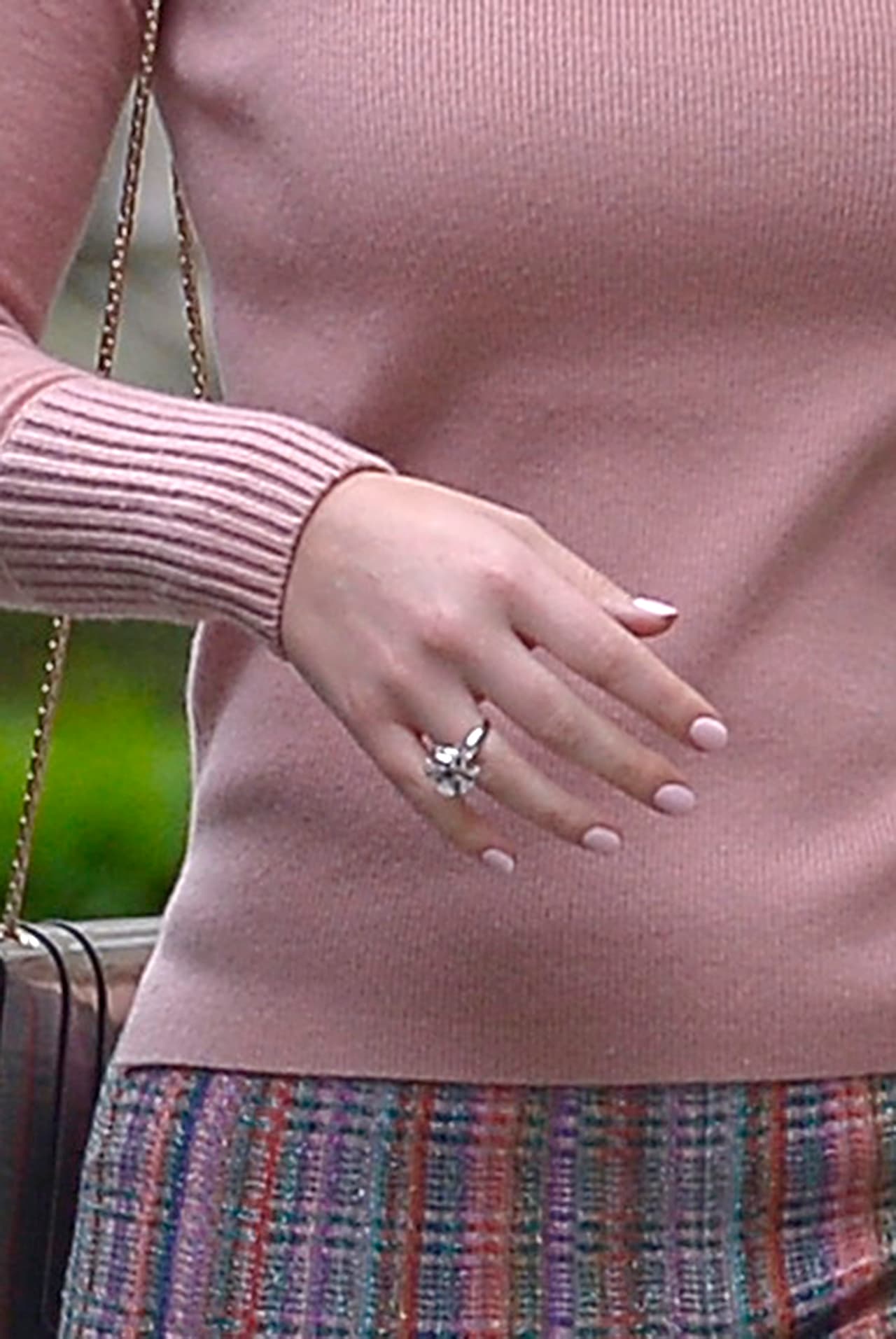 El enorme anillo llamó la atención de los paparazzi 
<b><a href="https://www.dailymail.co.uk/news/article-7388599/EDEN-CONFIDENTIAL-Kiss-seals-Lady-Kitty-Spencers-romance-fashion-tycoon-32-years-senior.html" target="_blank">y provocó el inicio de los rumores de un posible compromiso</a>. </b>