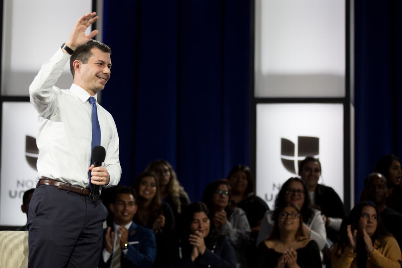 A Castro le siguió Pete Buttigieg, alcalde de South Bend, Indiana, es el más joven de todos los candidatos. Habló sobre el sistema de salud y planteó que los estadounidenses “merecen tener acceso a crédito en la seguridad social".