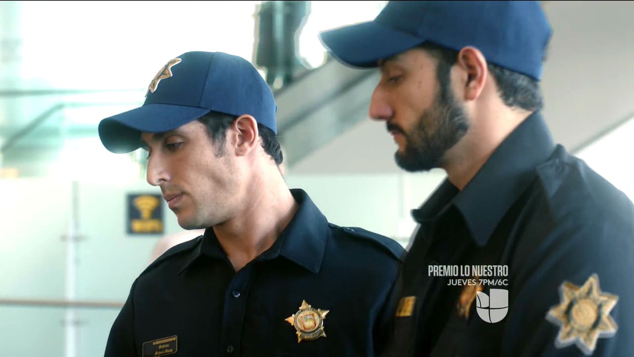 Unos policías la detuvieron en el aeropuerto por traer exceso de dinero.