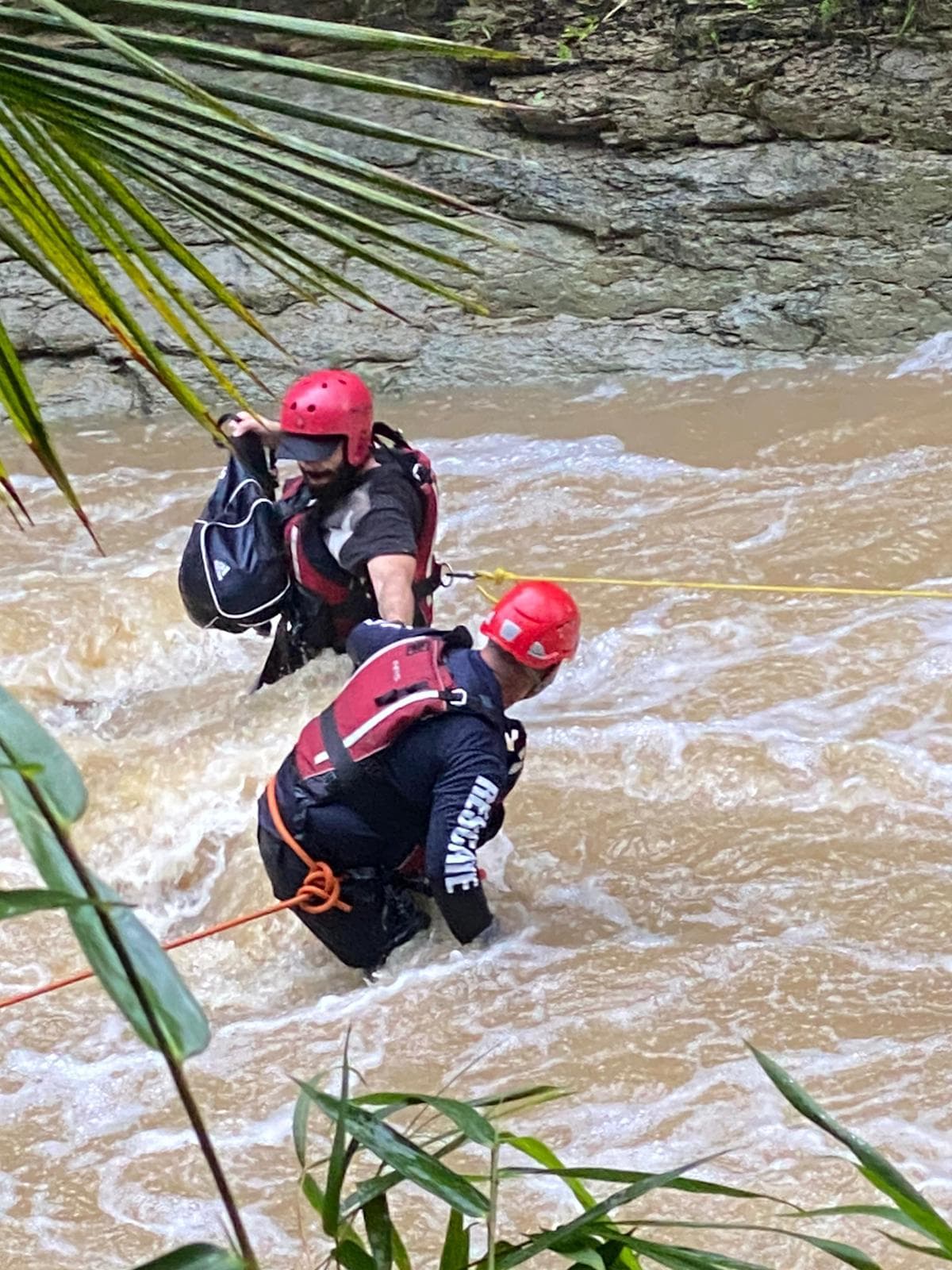 Un hombre y una mujer quedaron atrapados al otro lado de las cascadas de Gozalandia en San Sebastián la tarde de este domingo.
