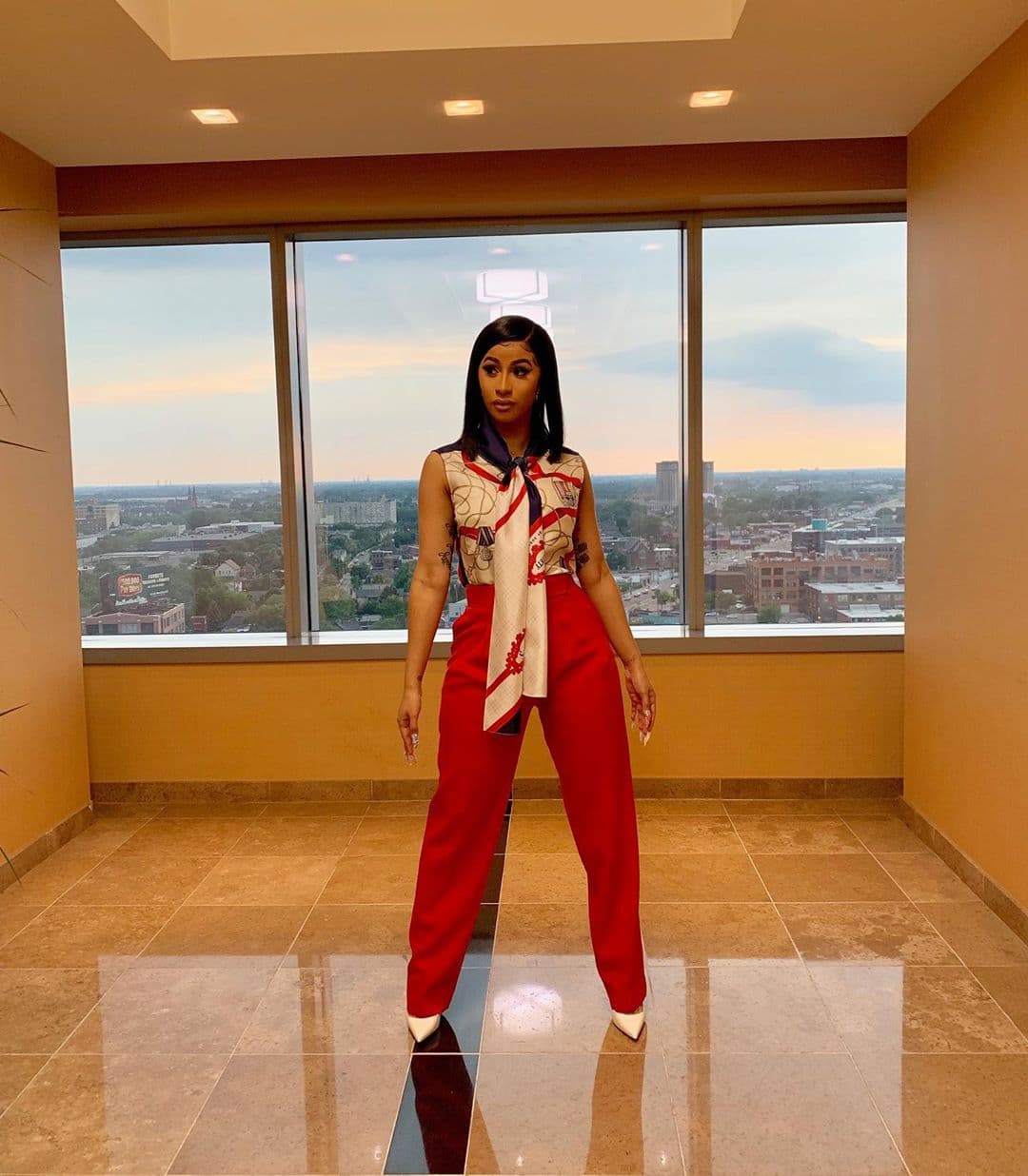 La estrella de hip hop fue imputada con 12 cargos que incluyen dos por intento de agresión. En junio pasado se 
<b><a href="https://www.univision.com/local/nueva-york-wxtv/cardi-b-pelea-cargos-en-corte-se-declara-no-culpable">declaró no culpable</a></b>.