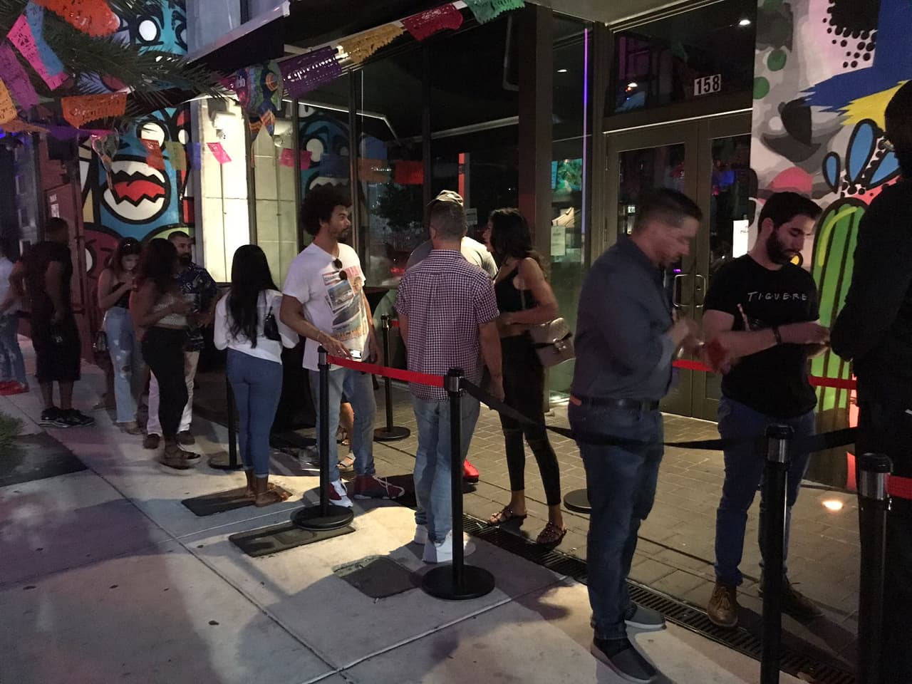 Algunas personas salieron con mascarillas, pero muchas más sin ellas.