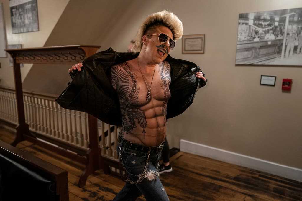 El drag king Xander Valentine, alias Gwen Bobbie, se presenta durante el espectáculo drag "Daniels Family Values". “Trato de crear un tema consistente de masculinidad en mis actuaciones”, dice Xander. “Aunque me pinto la cara, uso pelucas y me adorno con pedrería, generalmente interpreto canciones cantadas por hombres y adapto mis disfraces más hacia los trajes y corbatas”.