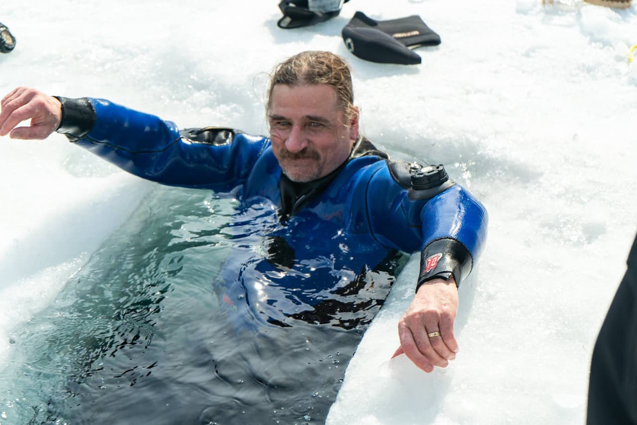 Cuando el tiempo lo permite, un club de buceo local perfora un agujero a través del hielo e invita a la gente a ver la estatua.