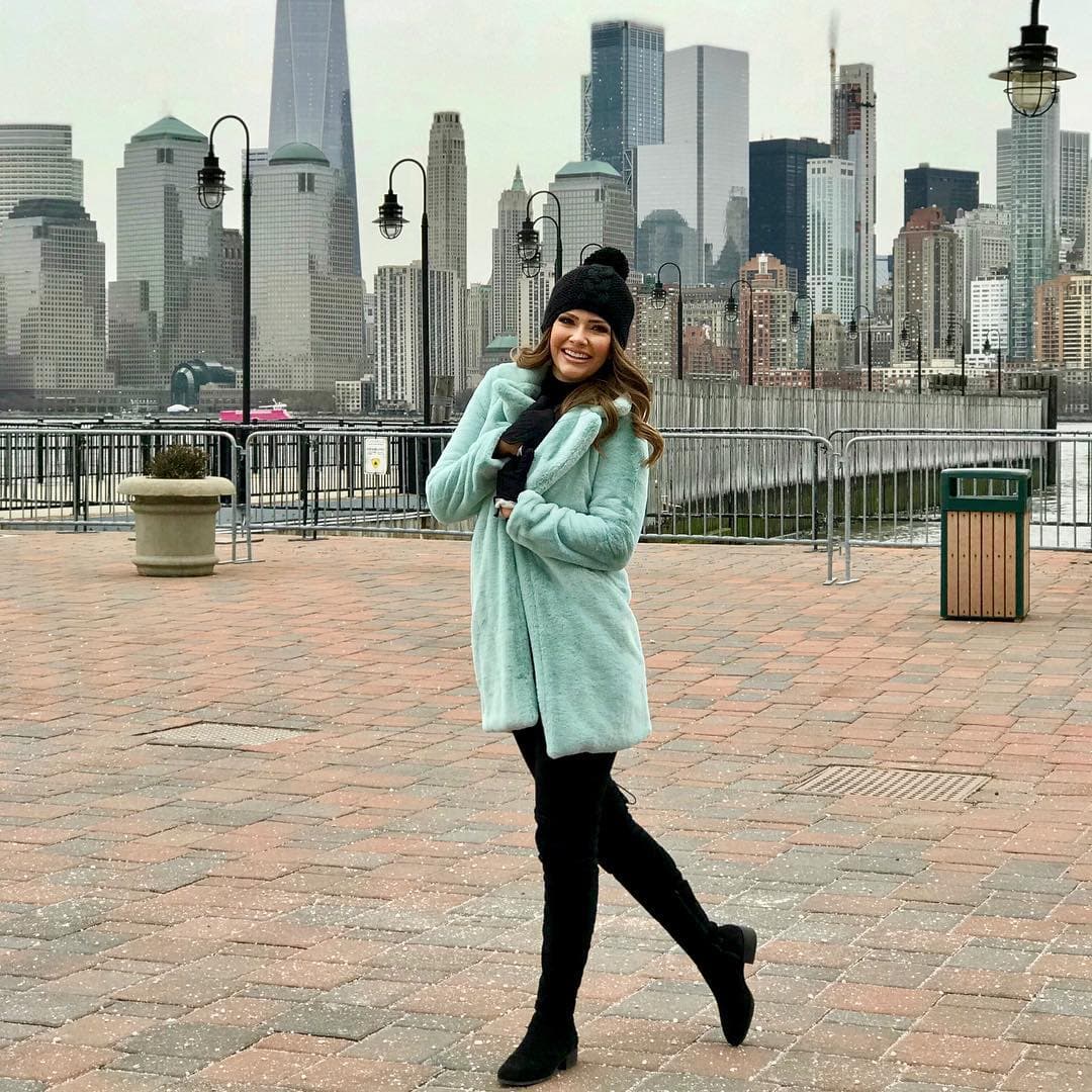 Durante la gira de Despierta América estuvo en Nueva York, ella y el equipo disfrutaron de los bellos paisajes nevados de la ciudad. La diversión y las fotos no pararon, en redes sociales compartió videos de graciosos momentos con su cuñada Karla Martínez por las calles de 'La Gran Manzana'.
<br>